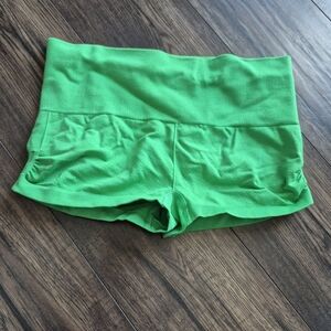 Lululemon green ribbed shorts. Size 6. Volleyball pole dance yoga hot shorts.